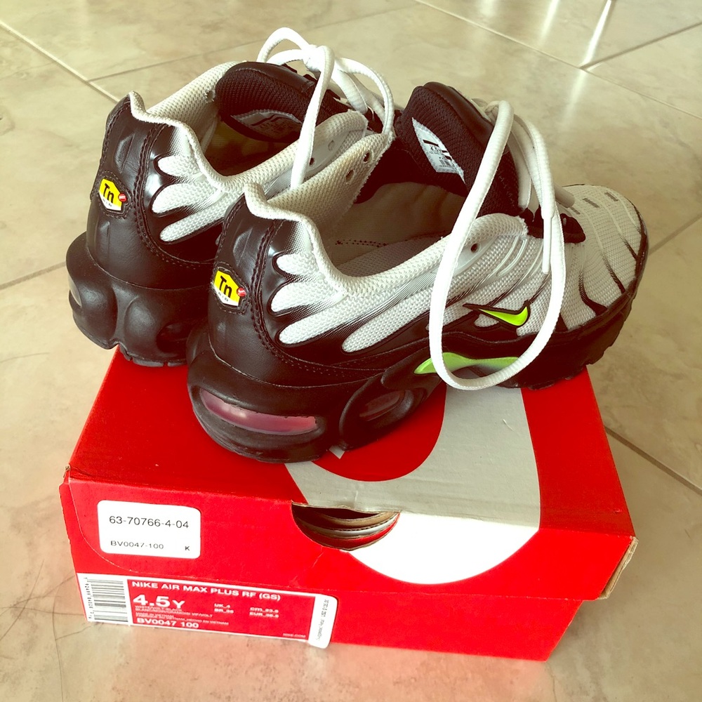 Nike AM Plus Shoes